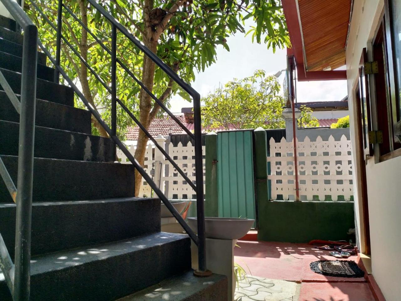 Hikkaduwa Family Inn Exterior foto